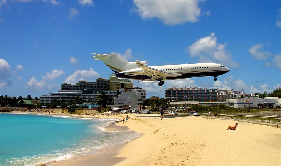 Maho Beach plane